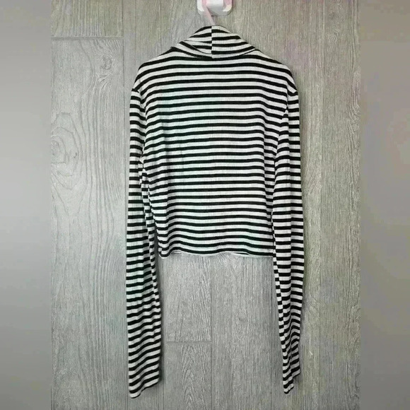 Mickey Mouse crop top by forever 21. Size kids XL - Picture 4 of 4